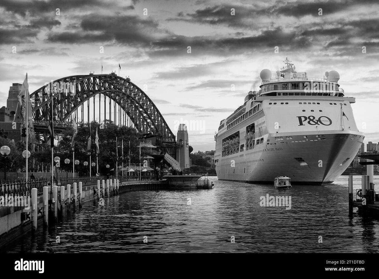 Photo en noir et blanc de P&O Cruises Australia, navire de croisière, MV PACIFIC PEARL arrive à Circular Quay, Sidney après le lever du soleil. Banque D'Images