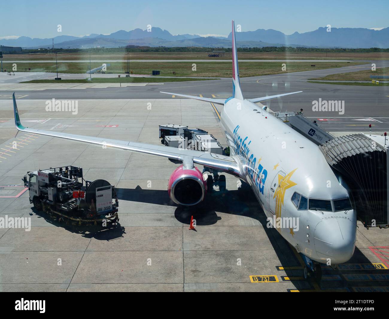 Cape Town, Afrique du Sud - 9 octobre 2023 : FlySafair Boeing 737 - 800 ravitaillement avant son retour à Durban. Banque D'Images