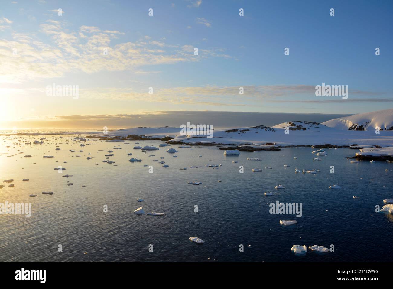 Antarctique ; Péninsule Antarctique ; à Petermann Island ; en route pour Port Charcot ; collines enneigées ; de plus petites banquises dérivent au large ; atmosphère nocturne ; le soleil ne se couche plus Banque D'Images