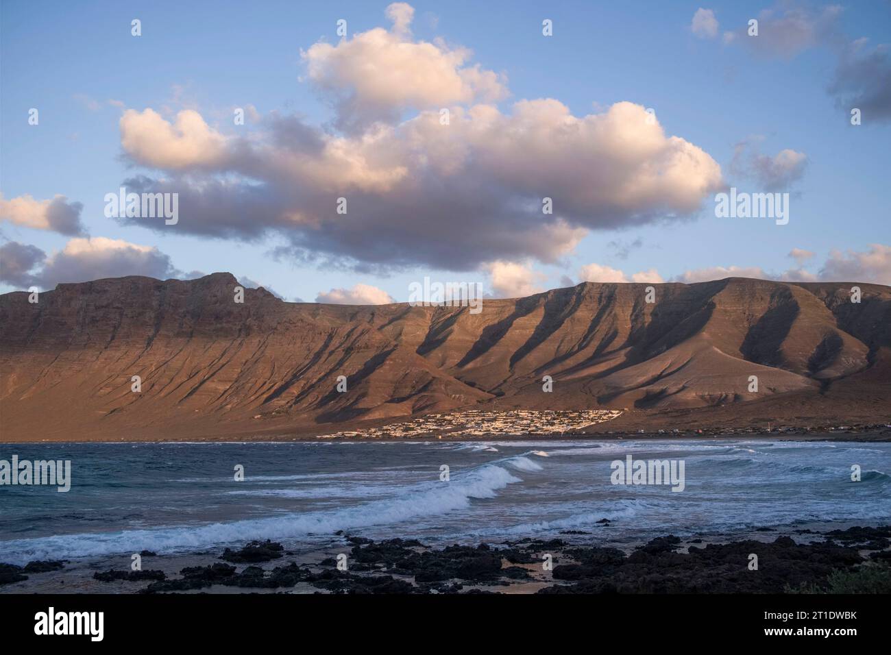 Espagne, Îles Canaries, Lanzarote : Urbanizacion Famara vue de Caleta de Famara Banque D'Images