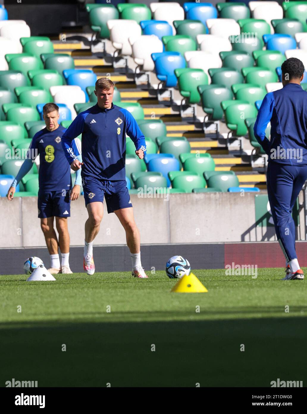 Stade national de football à Windsor Park, Belfast, Irlande du Nord, Royaume-Uni. 13 octobre 2023. L'équipe d'Irlande du Nord s'entraîne avant le match de football de demain après-midi contre Saint-Marin dans un match de qualification pour l'Euro 2024. Daniel Ballard sur le ballon. Crédit : David Hunter/Alamy Live News. Banque D'Images