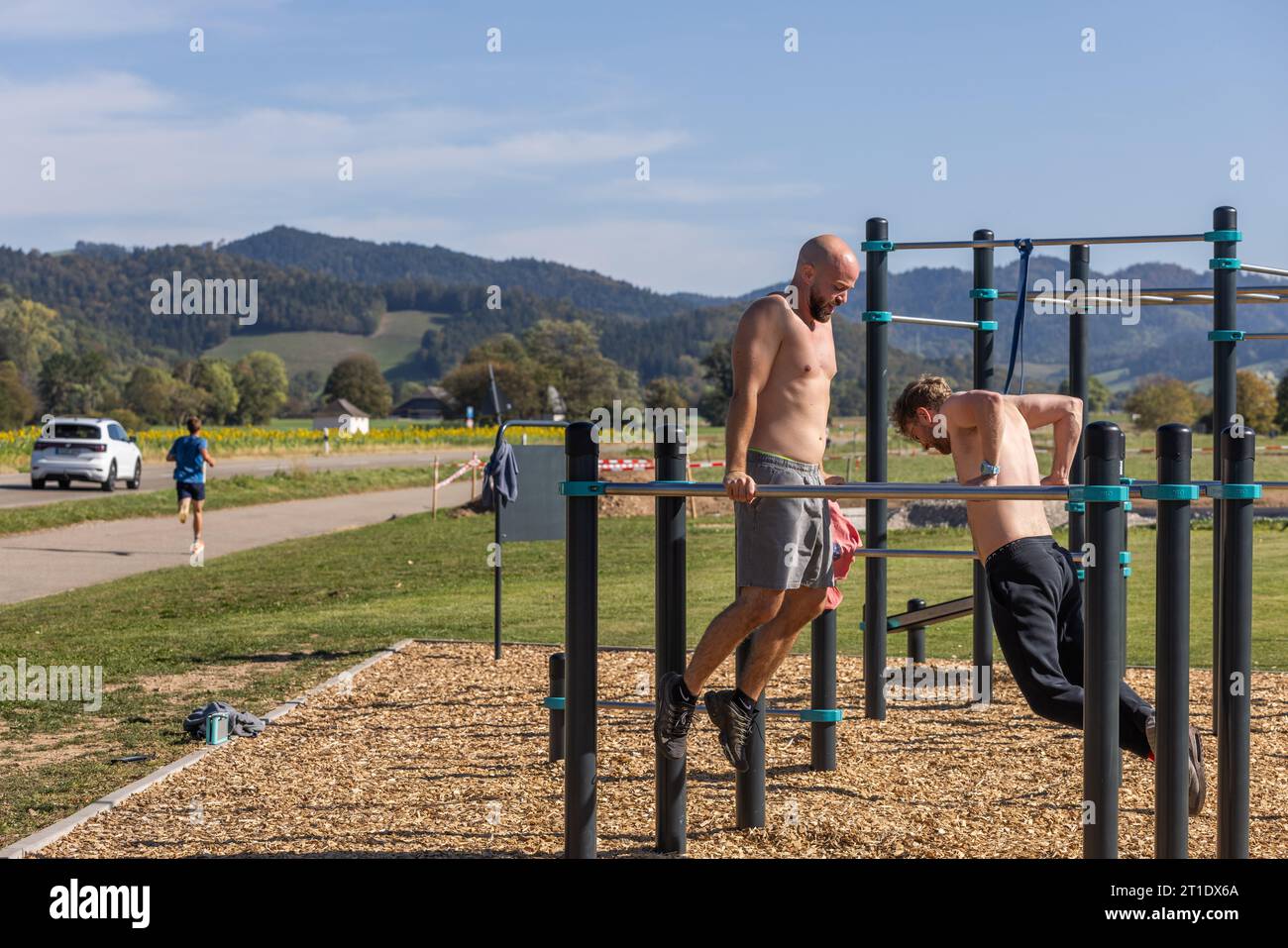 Freiburg, Allemagne. 13 octobre 2023. Felix (l, 32) et Imanuel (r, 26) s'entraînent dans un parc d'équipement public. Environ 29 degrés sont attendus à Fribourg aujourd'hui, vendredi. Crédit : Philipp von Ditfurth/dpa/Alamy Live News Banque D'Images