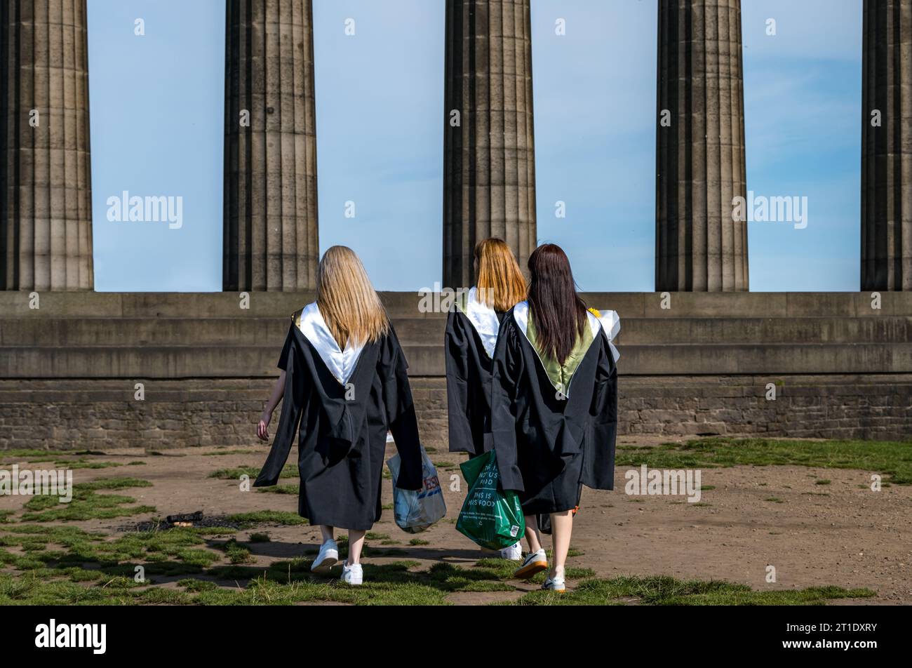 Étudiants asiatiques célébrant le jour de la remise des diplômes, National Monument, Calton Hill, Édimbourg, Écosse, ROYAUME-UNI Banque D'Images