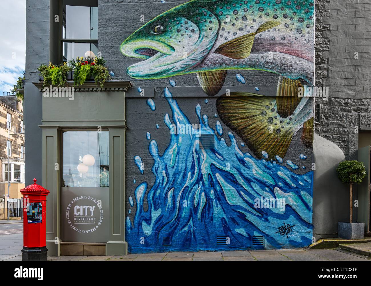 Fresque de poisson bondissante à Fish and chips shop, boîte aux lettres victorienne, Nicholson Street, Édimbourg, Écosse, ROYAUME-UNI Banque D'Images