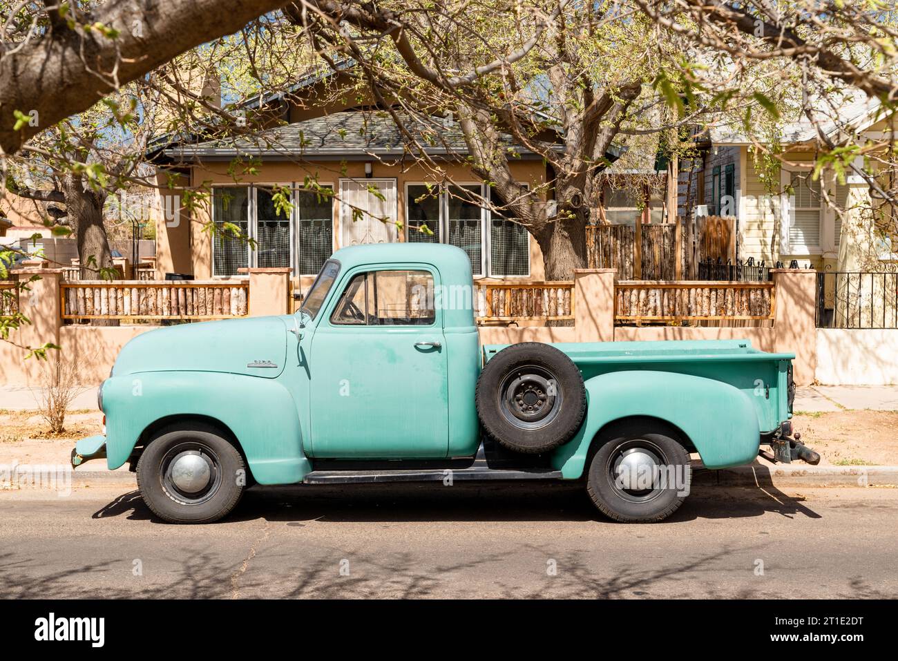 Camion pick up oldtimer vert blanchi par soleil garé dans les rues d'Albuquerque, Nouveau-Mexique. Banque D'Images