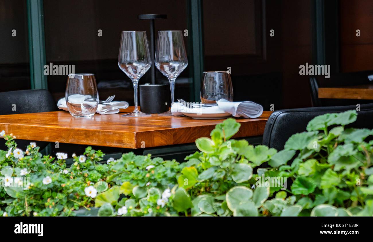 Ensemble de table pour le dîner dans un restaurant ouvert sur la rue de la ville à Montréal, Canada Banque D'Images
