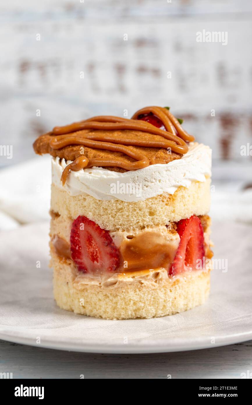 Gâteau aux fraises et caramel. Gâteau frais avec caramel et fraises sur une assiette. Gros plan Banque D'Images