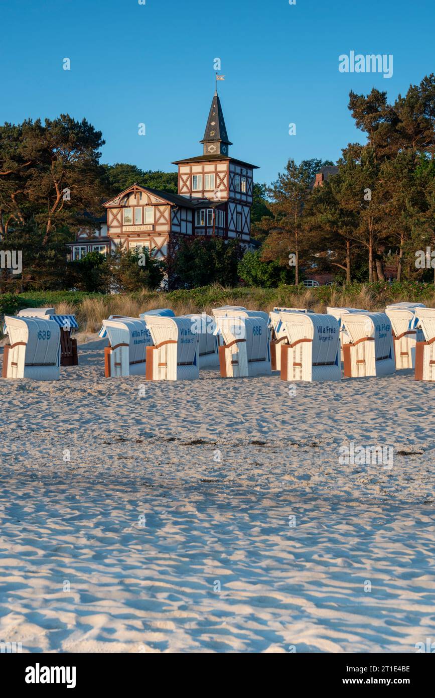 Chaises de plage, derrière eux Villa Quisisana, Binz, île de Rügen, Mecklembourg-Poméranie occidentale, Allemagne Banque D'Images