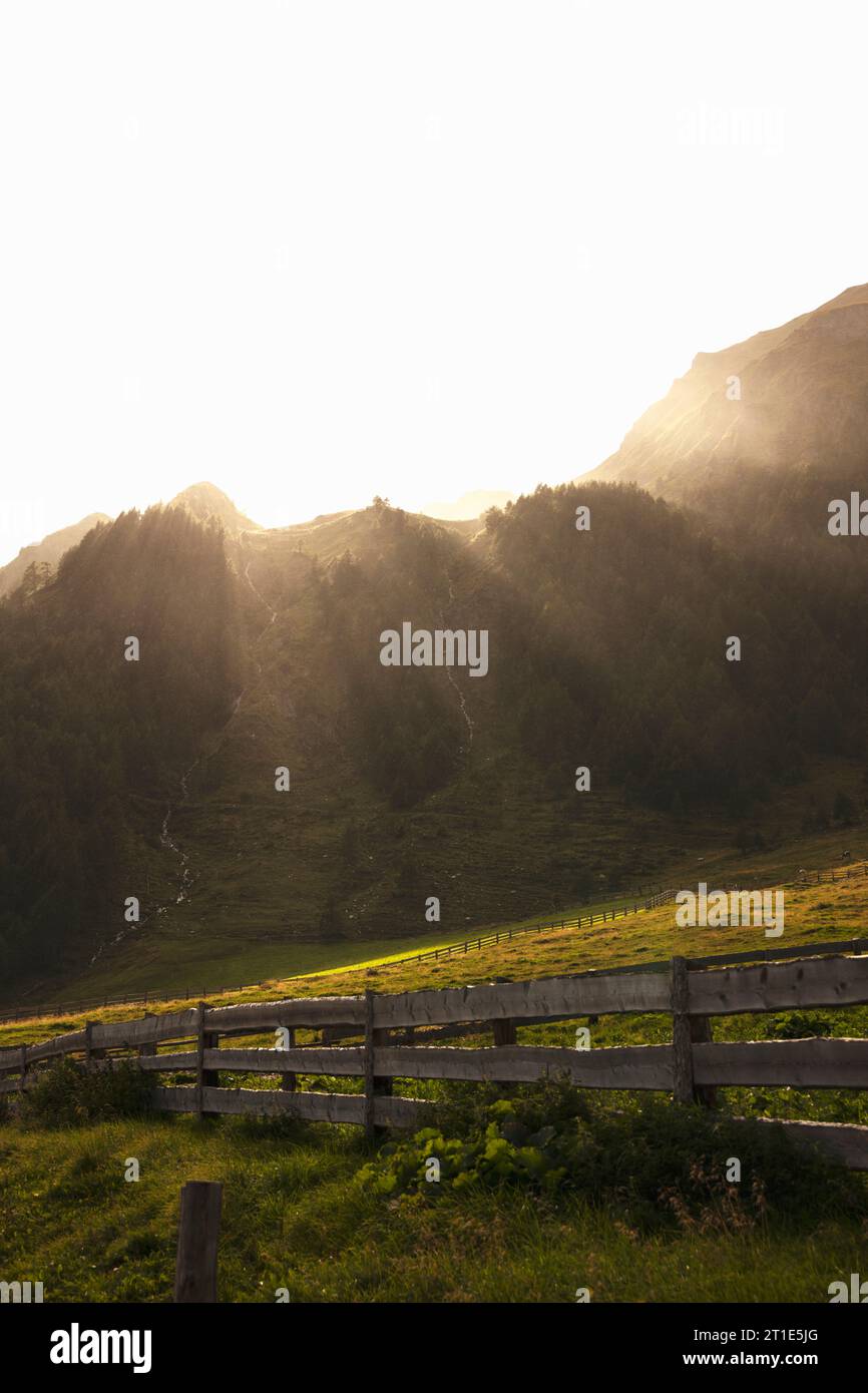 Paysage de montagne dans le rétro-éclairage, Tyrol du Sud, Italie Banque D'Images