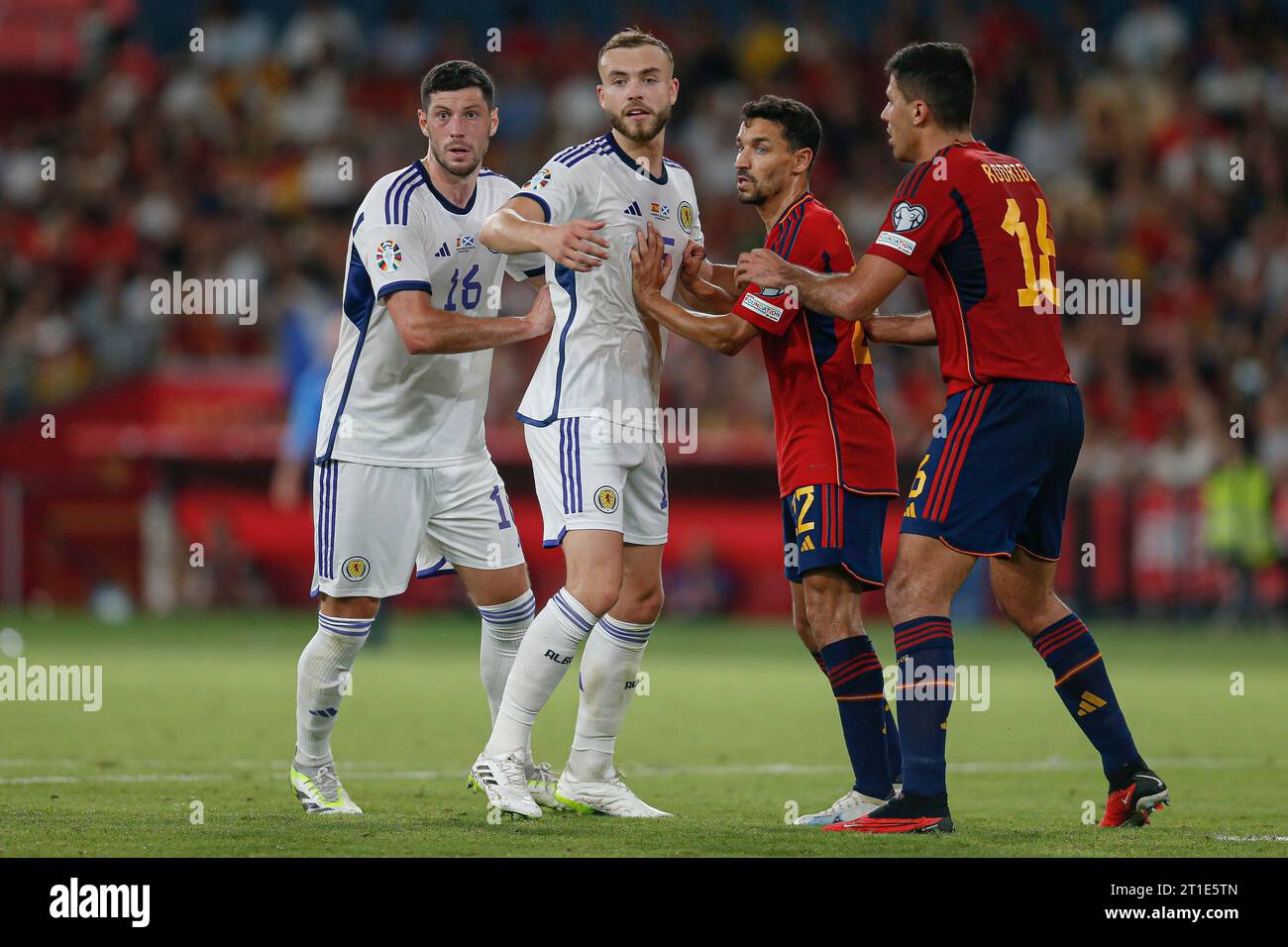 Scott McKenna et Ryan Porteous d’Écosse et Jesus Navas et Rodri Hernandez d’Espagne lors du match de qualification de l’UEFA Euro 2024 entre l’Espagne et l’Écosse, le groupe A, date 7, A joué au stade olympique de la Cartuja le 12 octobre 2023 à Séville, en Espagne. (Photo Antonio Pozo/PRESSINPHOTO) crédit : PRESSINPHOTO SPORTS AGENCY/Alamy Live News Banque D'Images