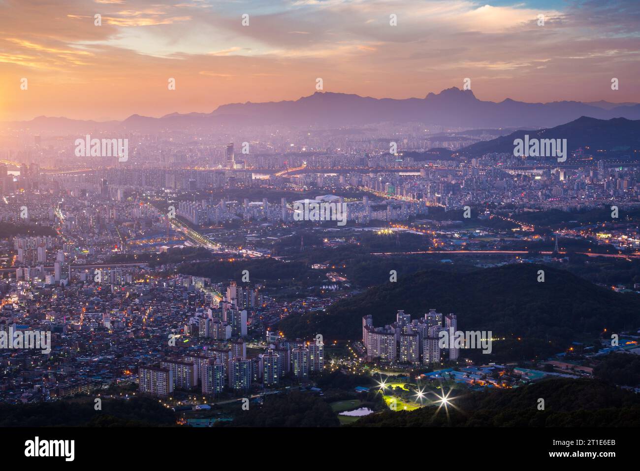 Vue aérienne de Séoul et il y a la montagne Bukhansan en arrière-plan, Corée du Sud. Banque D'Images