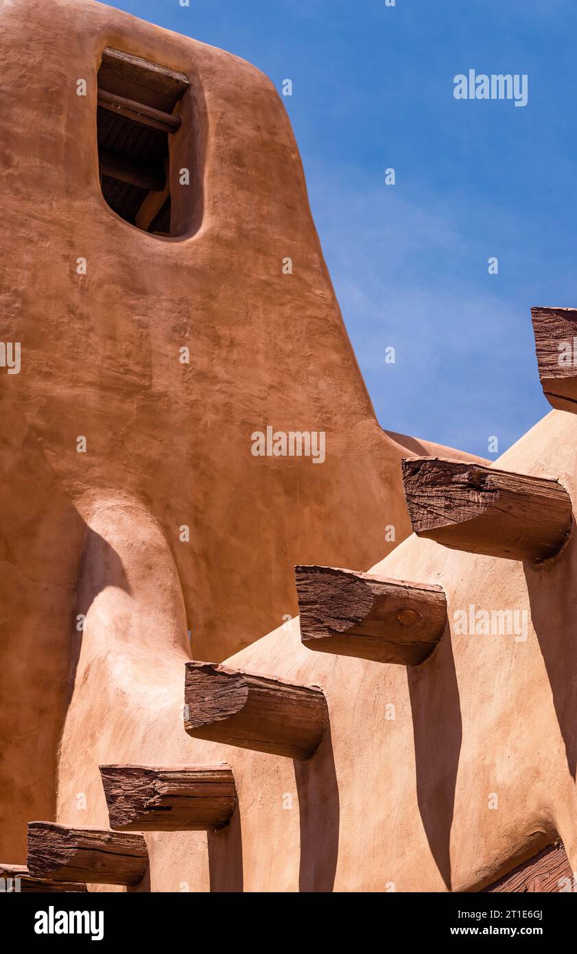 Grand bâtiment en adobe à Santa Fe, Nouveau-Mexique. Banque D'Images