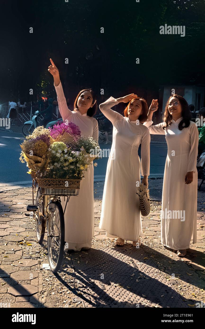 Femmes à ao dai, rue Phan Dinh Phung, Hanoi, Vietnam Banque D'Images