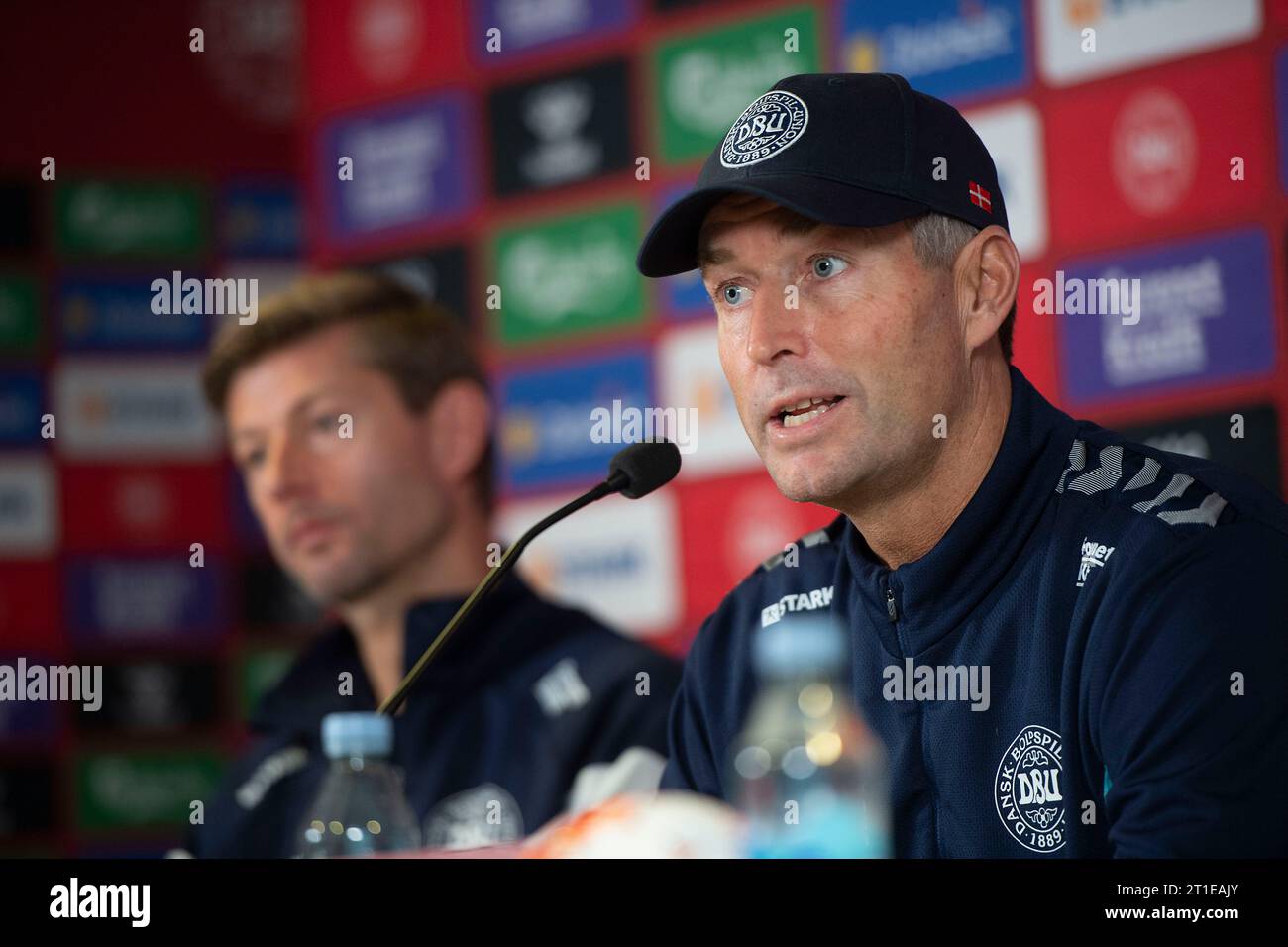 Kasper Hjulmand, entraîneur de Denmarks, assiste à une conférence de presse de l’équipe danoise à Helsingoer, Danemark, le 13 octobre 2023. Le Danemark affrontera le Kasakhstan lors de la qualification UEFA EURO 2024 le 14 octobre à Copenhague Banque D'Images