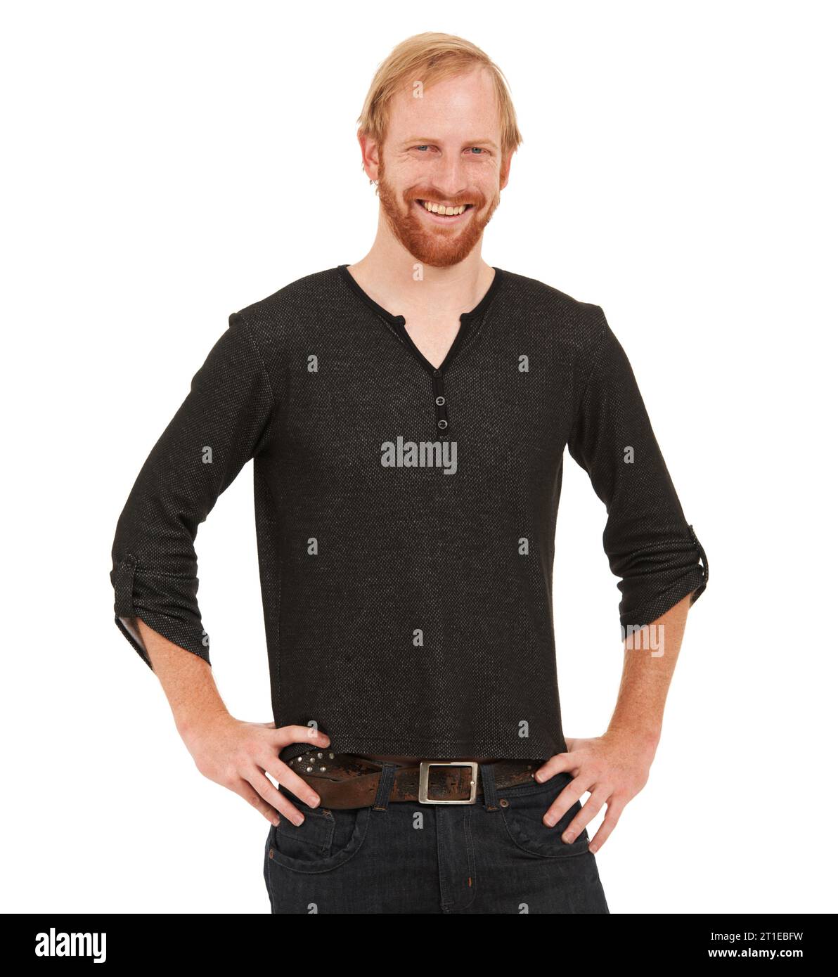 Homme heureux, portrait et debout avec les mains sur la hanche isolé sur un fond de studio blanc. Personne masculine, gingembre ou modèle avec le sourire posant dedans Banque D'Images