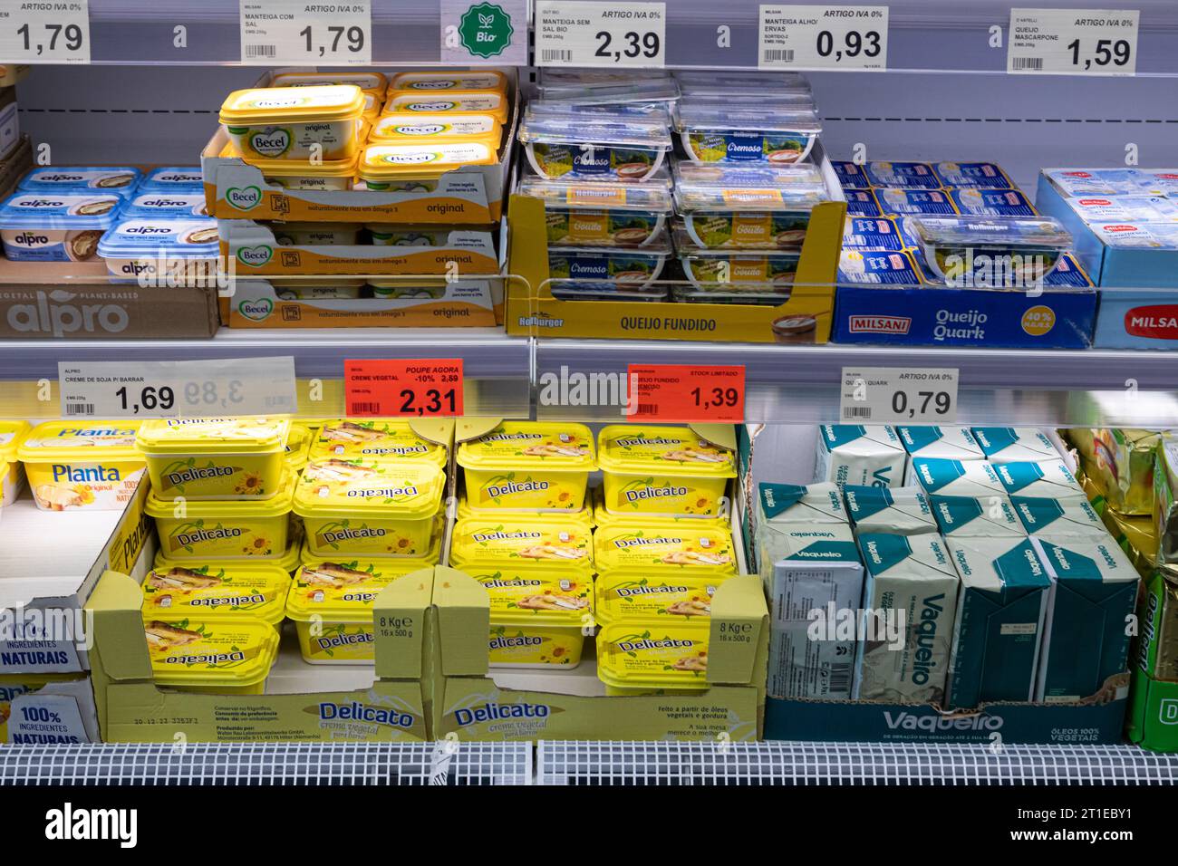 Fafe, Portugal - 10 octobre 2023 : supermarché Aldi - section margarine et beurre Banque D'Images