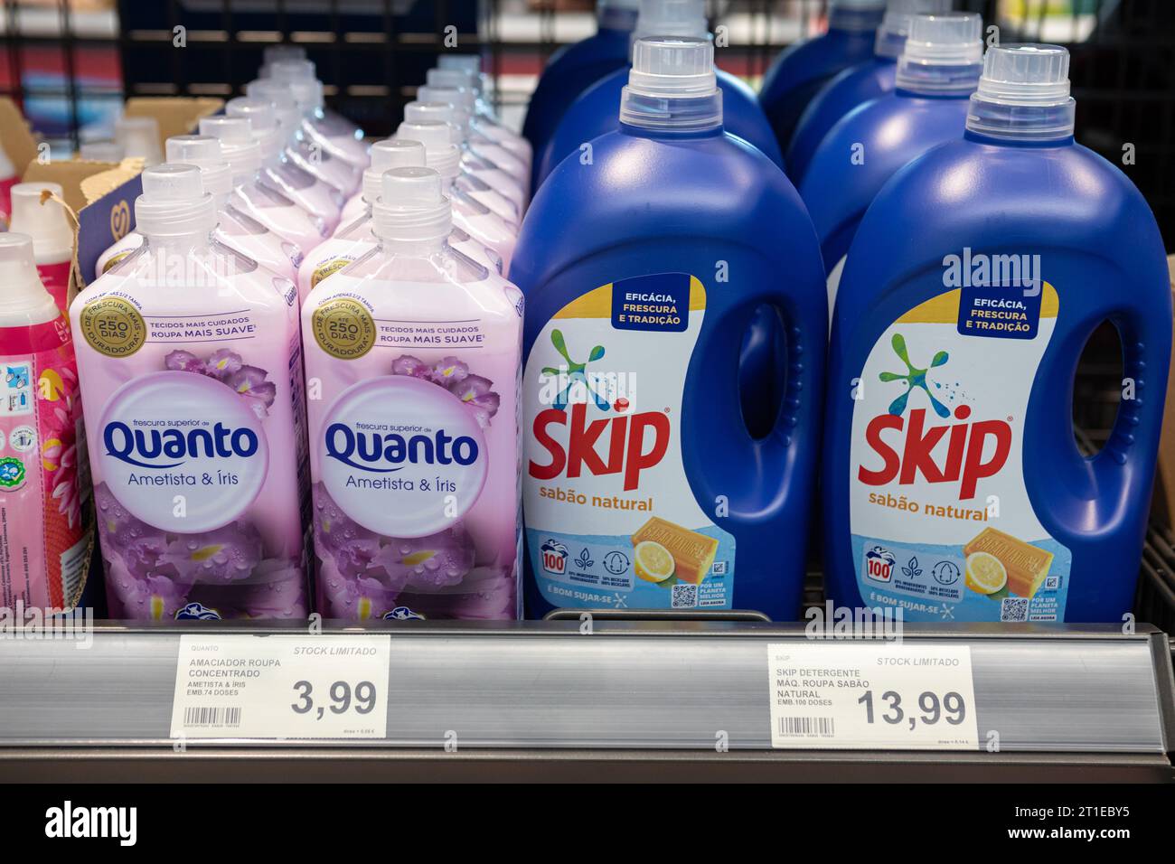 Fafe, Portugal - 10 octobre 2023 : supermarché Aldi - marques Quanto et Skip dans la section des produits pour lave-linge Banque D'Images