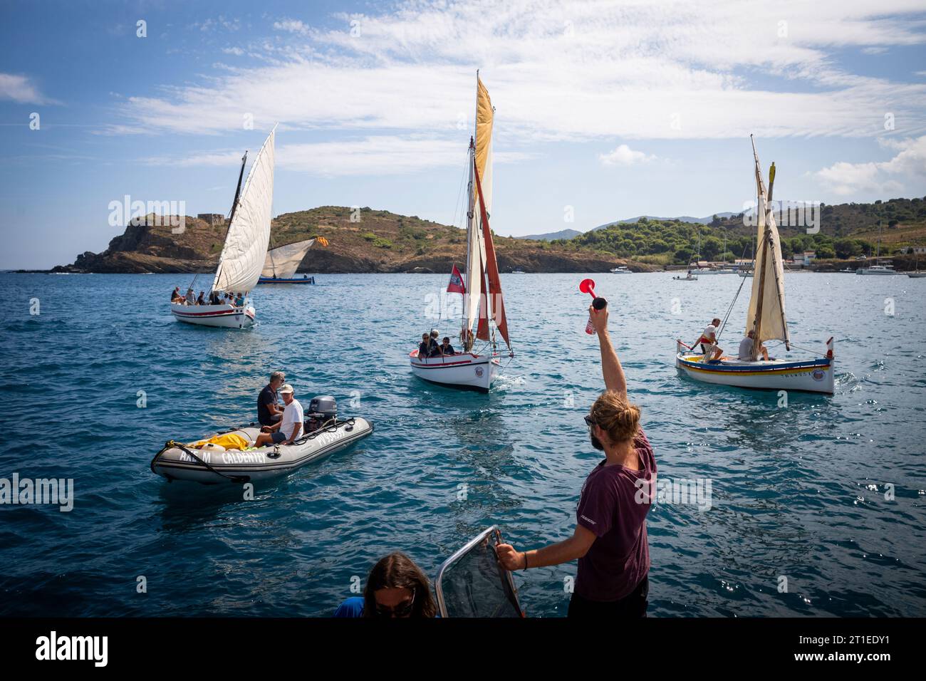 Régate « les voiles latines », vieux voiliers dans la baie de Paulilles. Barges catalanes entre Port-Vendres et Banyuls, septembre 2022. Homme avec une corne de brume Banque D'Images