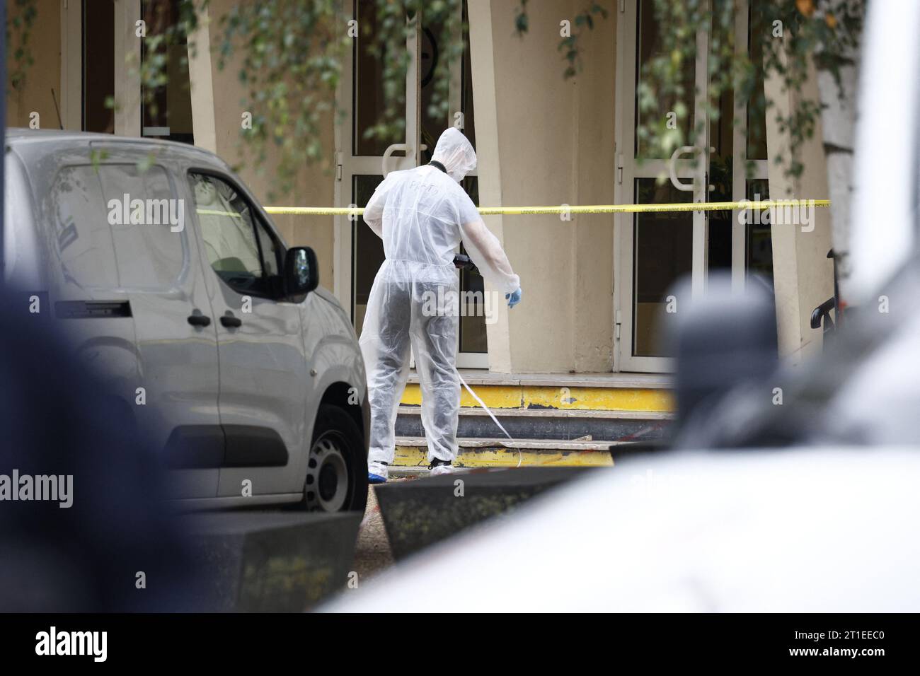 Arras, France. 13 octobre 2023. Un enseignant a été tué et deux autres personnes grièvement blessées dans une attaque au couteau au lycée Gambetta à Arras, dans le nord-est de la France, le 13 octobre 2023. Le suspect, un homme d'origine tchétchène, a été arrêté par la police, a écrit le ministre de l'intérieur Gerald Darmanin sur X, anciennement Twitter. Prosectors ouvrant une enquête sur un acte terroriste présumé. Photo de Raphael Lafargue/ABACAPRESS.COM crédit : Abaca Press/Alamy Live News Banque D'Images