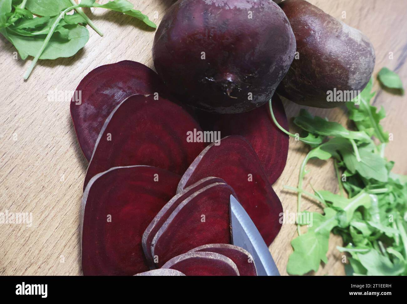 betteraves fraîches sur la table en bois. Betterave tranchée et feuilles Banque D'Images