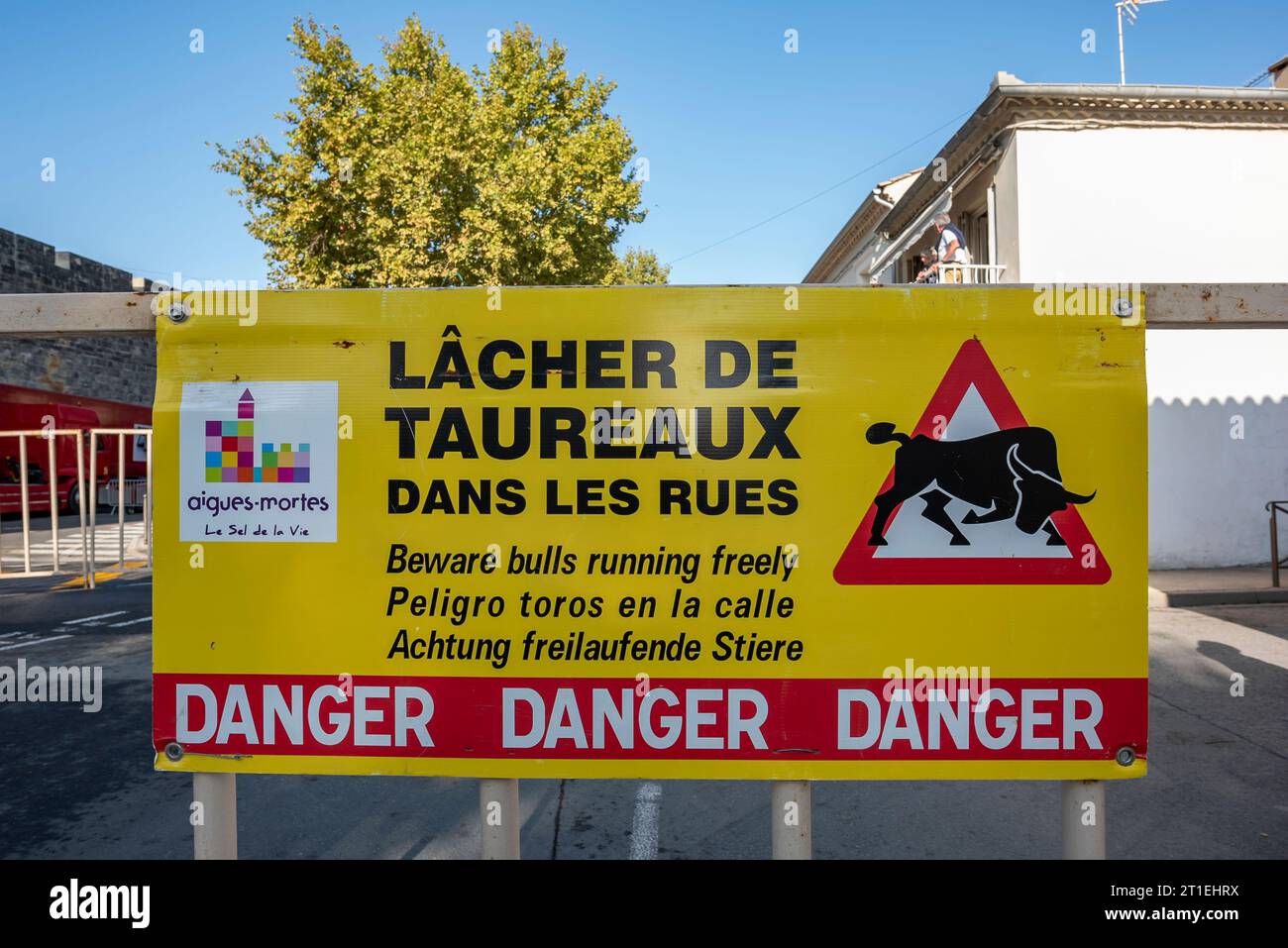 France, Aigues-mortes, 9 octobre 2023. Panneaux d'avertissement de danger écrits en français « taureaux lâches dans les rues » Banque D'Images