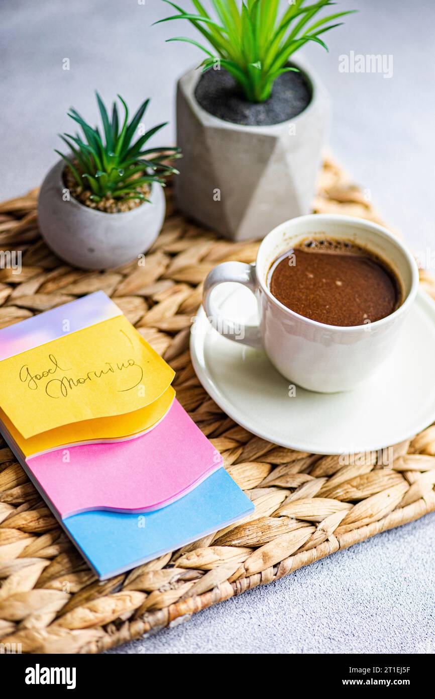Une tasse de café, salutations de bonjour et plantes d'intérieur Banque D'Images