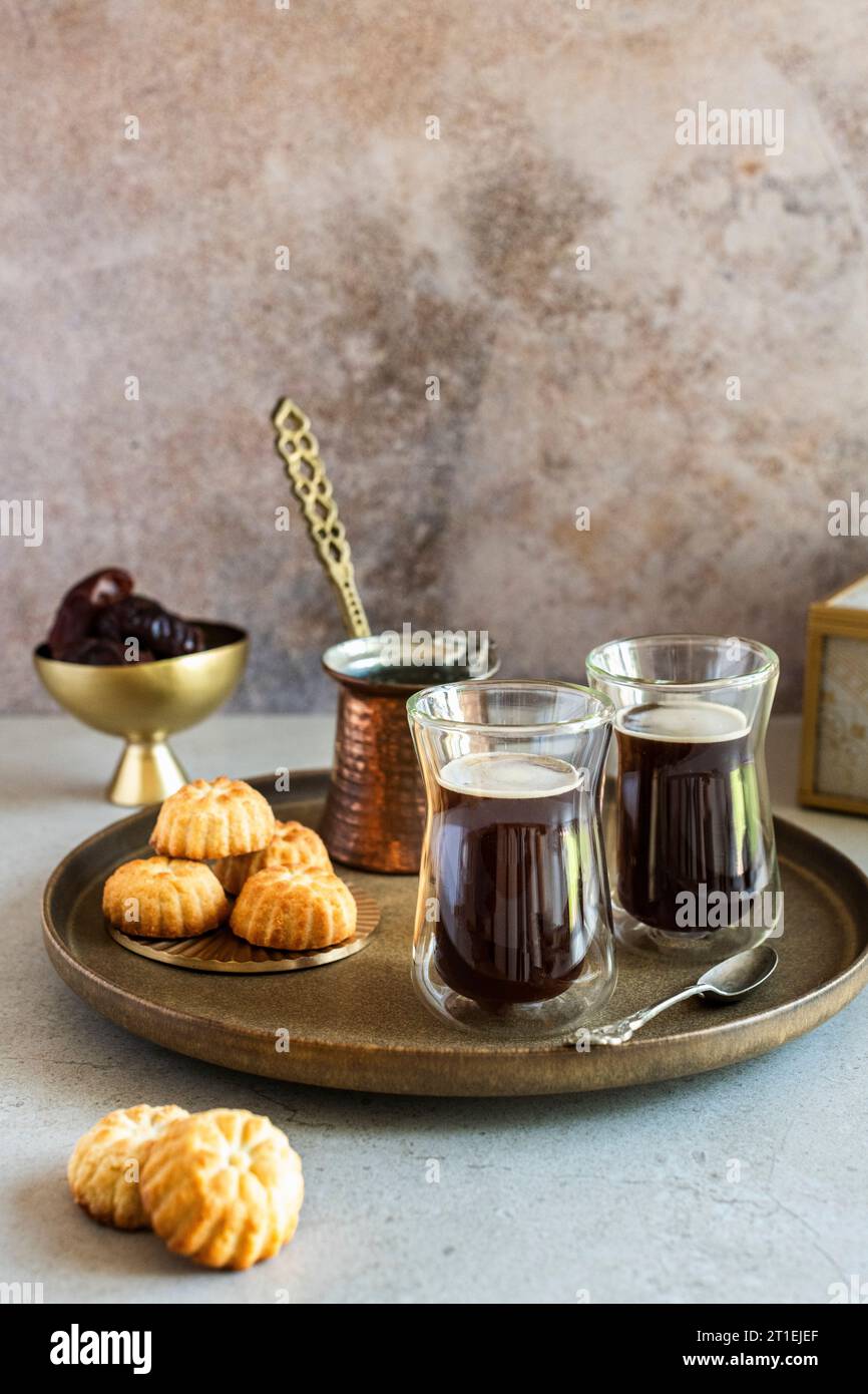Café arabe avec ma'amoul (biscuit au beurre avec remplissage de dattes) Banque D'Images