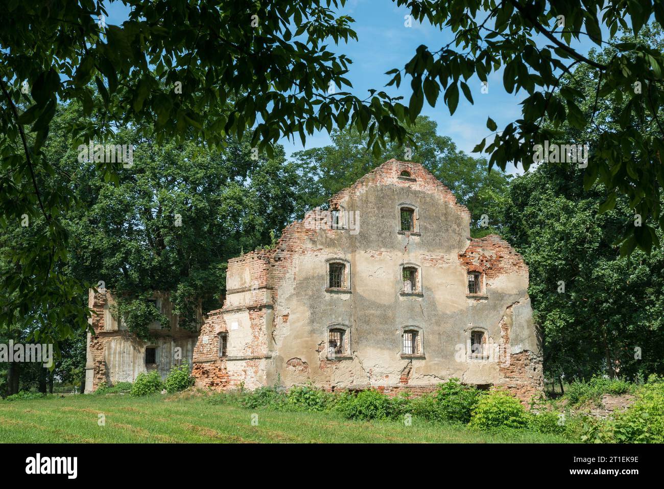 Ruine à Szreńsk, comté de Mława, voïvodie de Masovie, dans le centre-est de la Pologne Banque D'Images