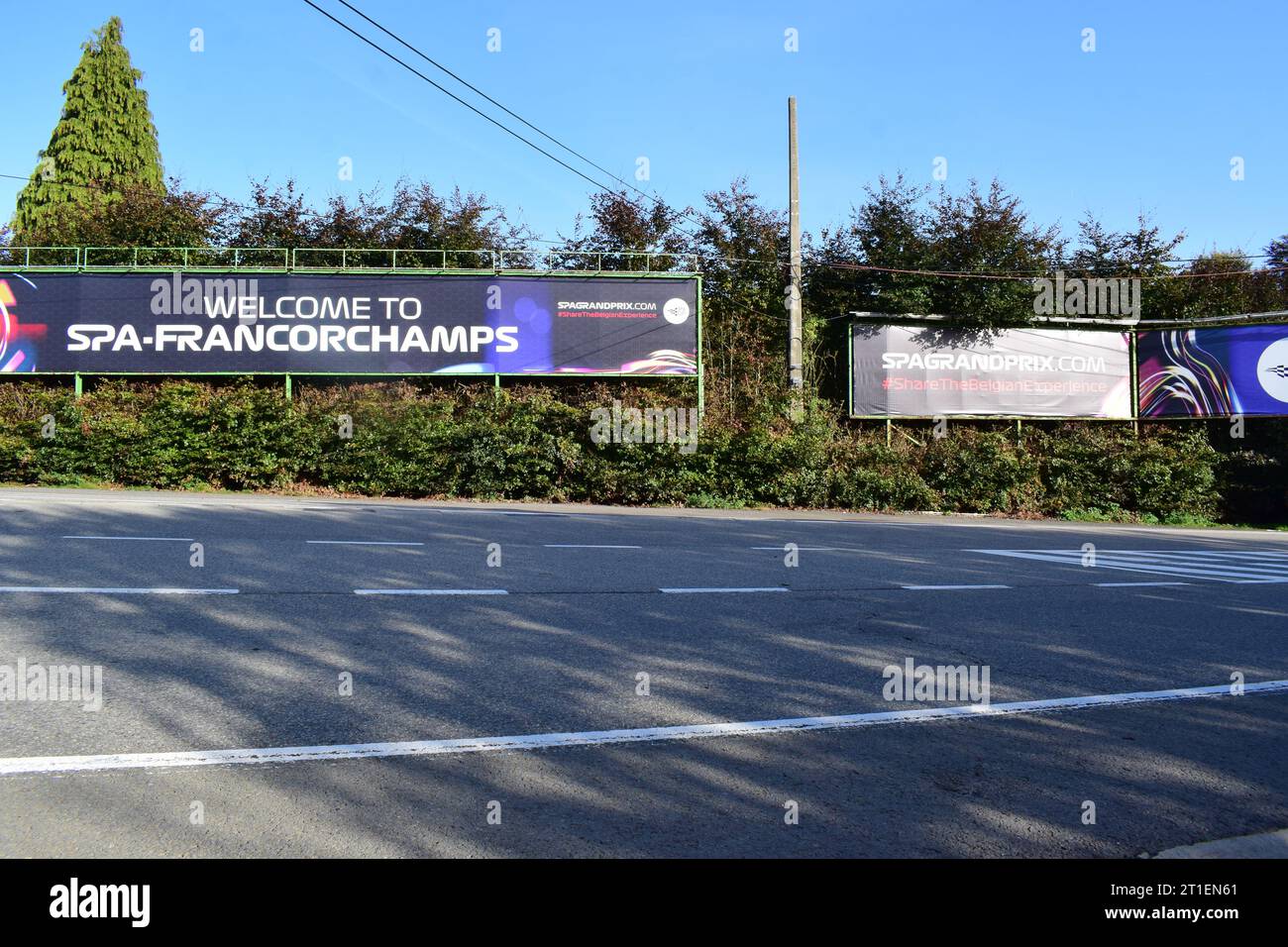 Panneaux touristiques vers le circuit de Spa-Francorchamps Banque D'Images