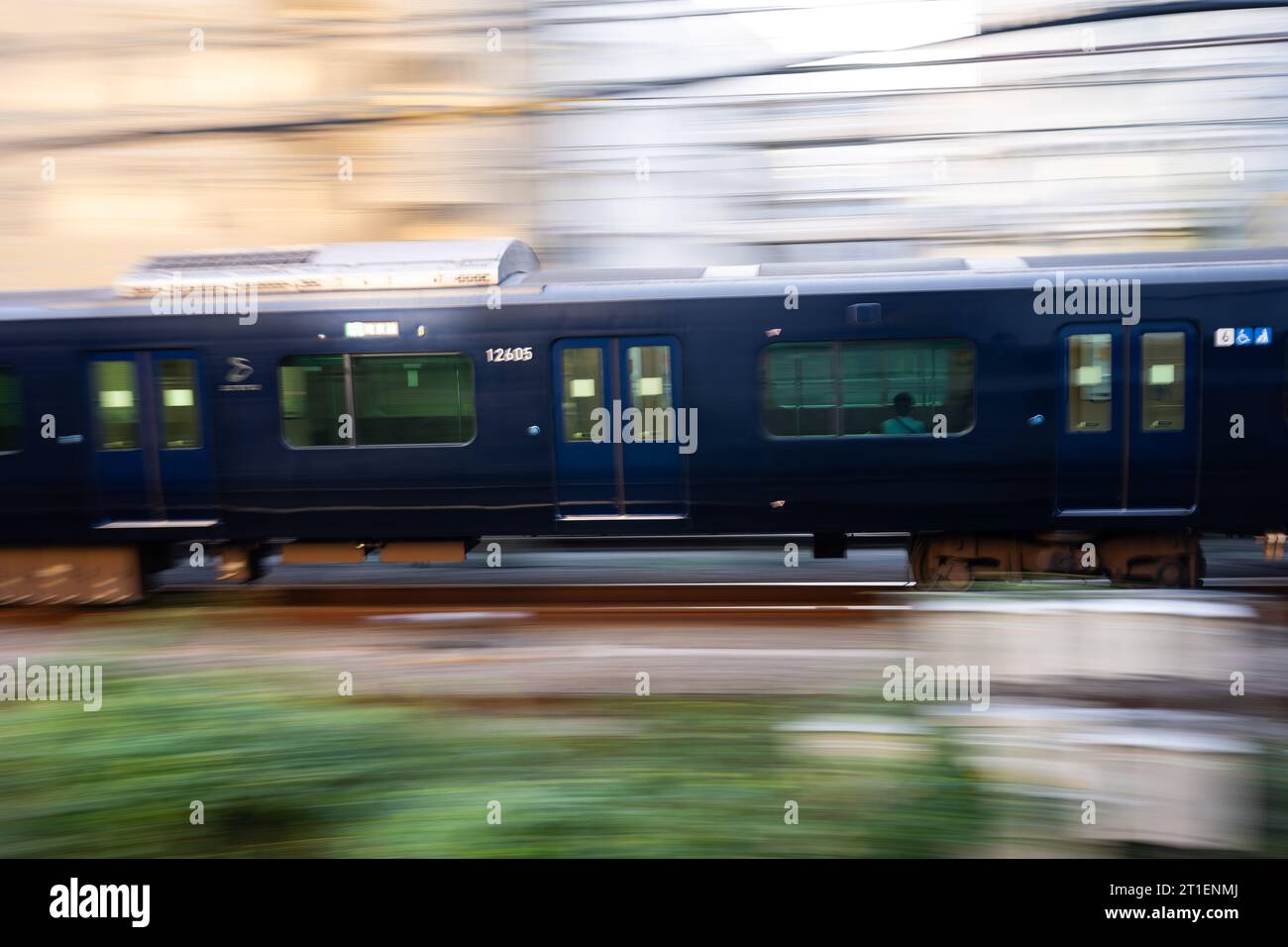 Tokyo, Japon. 13 octobre 2023. Un train de voitures Sotetsu circulant le long des lignes JR East entre Shibuya et Harajuku.Sotetsu, ou la SÅtetsu Corporation (ç›¸é‰„Æ ªå¼ä¼šç¤¾), est une importante compagnie ferroviaire de Kanagawa, au Japon. Elle exploite la ligne Sotetsu, contribuant à un transit sans faille dans la région du Grand Tokyo, favorisant la commodité et la connectivité pour les navetteurs et les voyageurs. (Image de crédit : © Taidgh Barron/ZUMA Press Wire) USAGE ÉDITORIAL SEULEMENT! Non destiné à UN USAGE commercial ! Banque D'Images