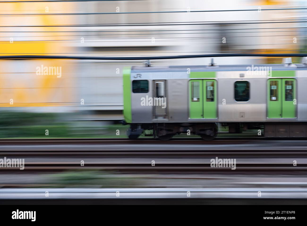 Tokyo, Japon. 13 octobre 2023. La ligne JR Yamenote approche de la gare de Shibuya pendant les heures de pointe, transportant les Tokyoites et les navetteurs. La ligne Yamanote (Å±±Æ‰·š ç) est la voie ferrée circulaire emblématique de Tokyo, reliant les principaux centres urbains comme Shinjuku, Shinagawa, Ikebukero et Shibuya. La ligne JR East, très encombrée, joue un rôle essentiel dans le réseau de transport de la ville. (Image de crédit : © Taidgh Barron/ZUMA Press Wire) USAGE ÉDITORIAL SEULEMENT! Non destiné à UN USAGE commercial ! Banque D'Images