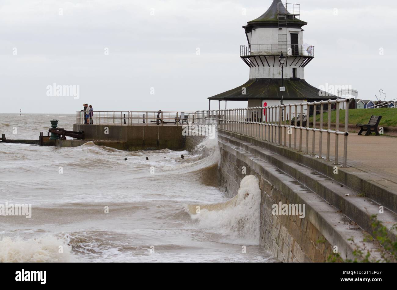 Harwich, Royaume-Uni. 13 octobre 2023. Un départ humide et venteux à Harwich dans l'Essex avec une mer agitée et un ciel nuageux. Crédit:Eastern Views/Alamy Live News Banque D'Images