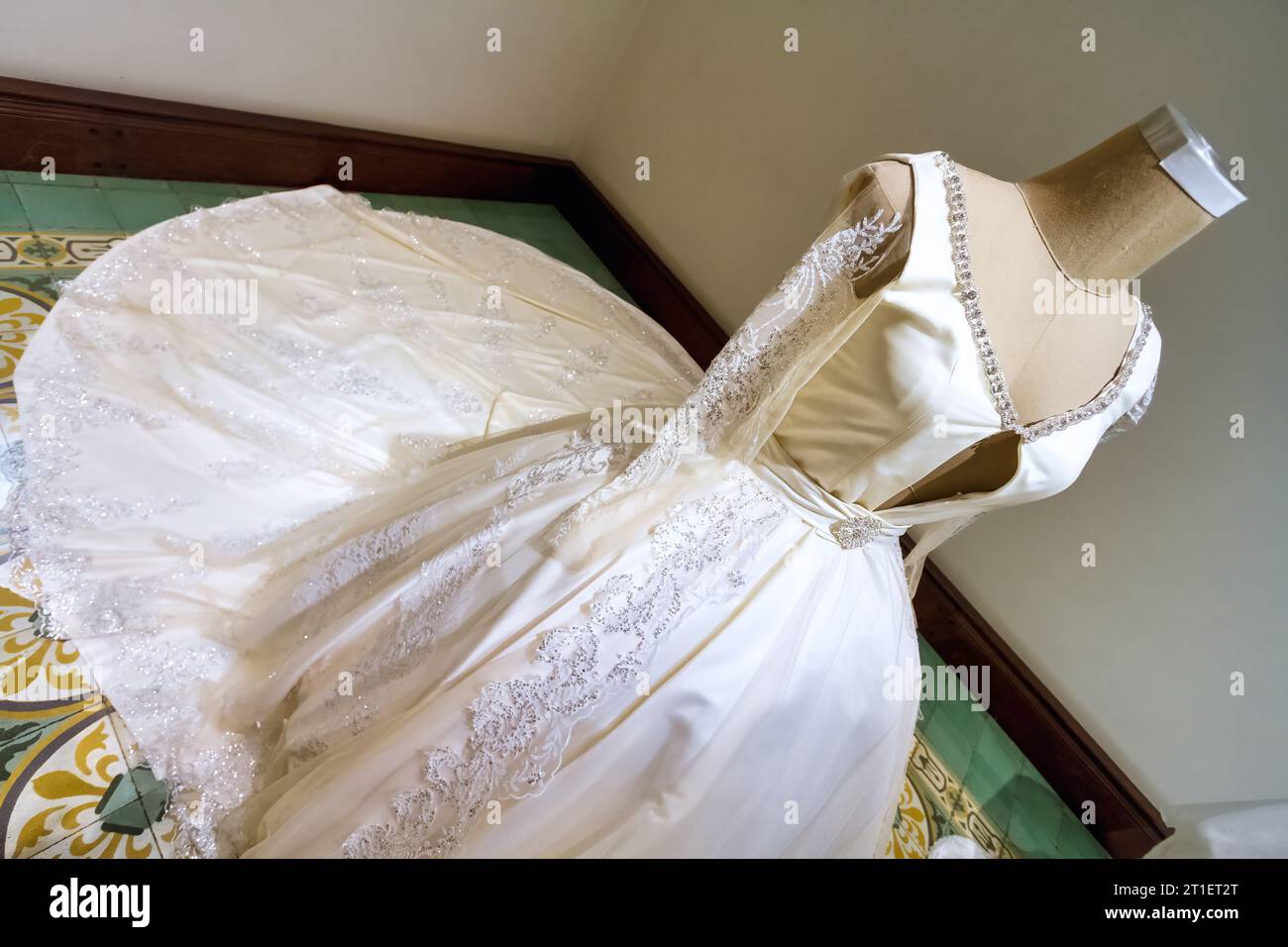 Robe de mariée affichée sur un mannequin Banque D'Images