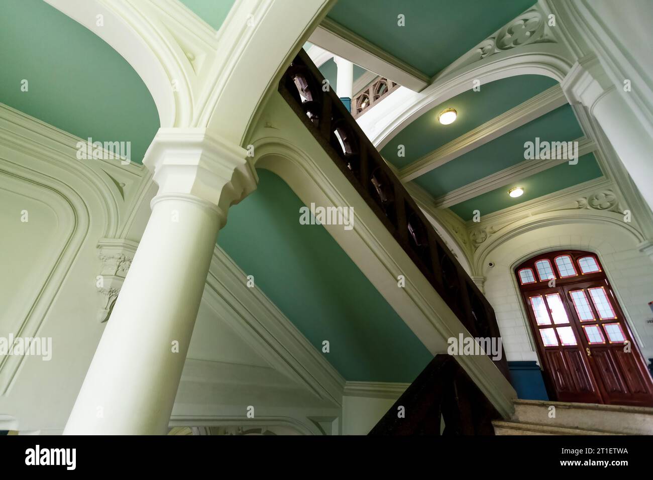 Escalier classique et porte d'une vieille maison Banque D'Images
