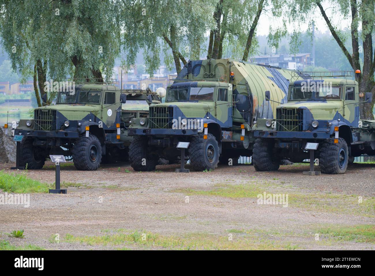 HAMEENLINNA, FINLANDE - 21 JUILLET 2018 : trois véhicules soviétiques KRAZ-255 dans le musée de l'artillerie de la ville de Hameenlinna un matin d'été Banque D'Images