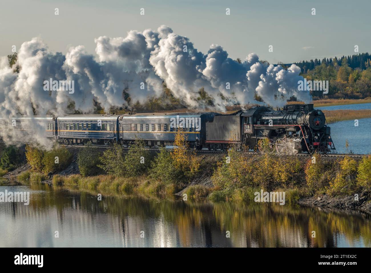HELYULYA, RUSSIE - 06 OCTOBRE 2023 : train rétro 'Ruskeala Express' sur le barrage du lac Kalmaranyarvi un jour d'octobre, Carélie Banque D'Images