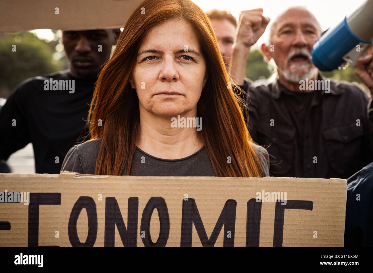 Les peuples multiraciaux protestant contre la crise financière et l'inflation mondiale - concept d'activisme de justice économique Banque D'Images