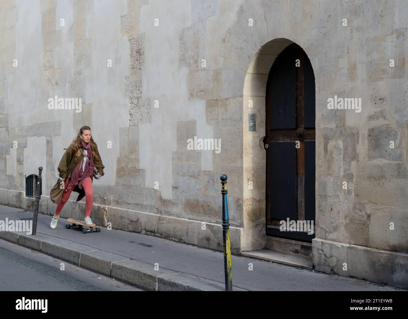 Paris France vie quotidienne authentique, fille skateboard au travail Banque D'Images