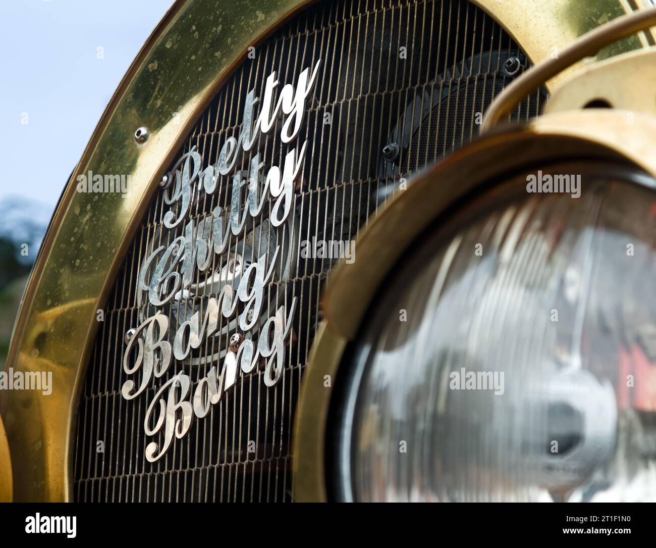 Radiateur Grill of A Replica Chitty Chitty Bang Bang car avec Pretty Chitty Bang Bang Words in Metal, Ringwood Carnival, Royaume-Uni Banque D'Images