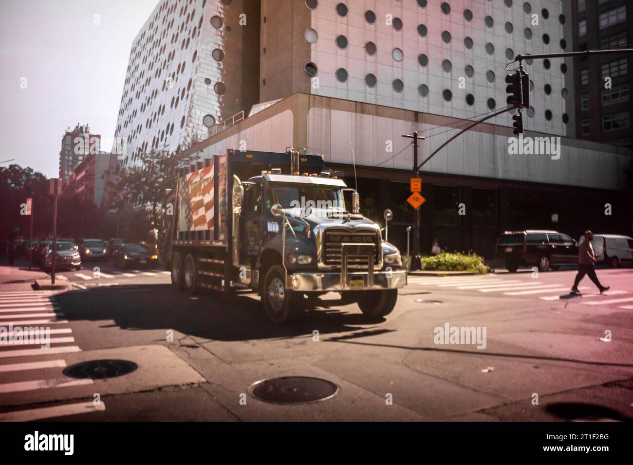 Un camion sanitaire privé Mack descend la route à Chelsea à New York le jeudi 5 octobre 2023. United Auto Workers (UAW) a conclu un contrat de cinq ans avec Mack Trucks, propriété du groupe Volvo, donnant aux travailleurs une augmentation de salaire de 19% sur la durée du contrat. (© Richard B. Levine) Banque D'Images