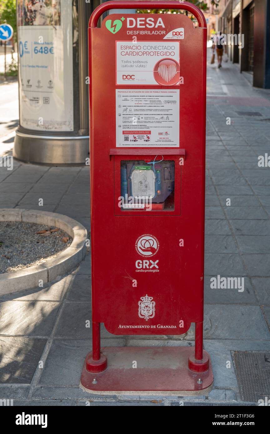 Grenade, Espagne ; 23 août 2023 : cabine rouge avec défibrillateur automatique dans une rue de Grenade, Espagne Banque D'Images