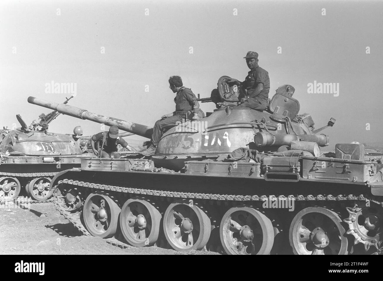 GUERRE YOM KIPPOUR. SOLDATS ISRAÉLIENS RÉCUPÉRANT UN CHAR SYRIEN T62 SUR LES HAUTEURS DU GOLAN. Photographie de FDI par BINTER GAD Banque D'Images