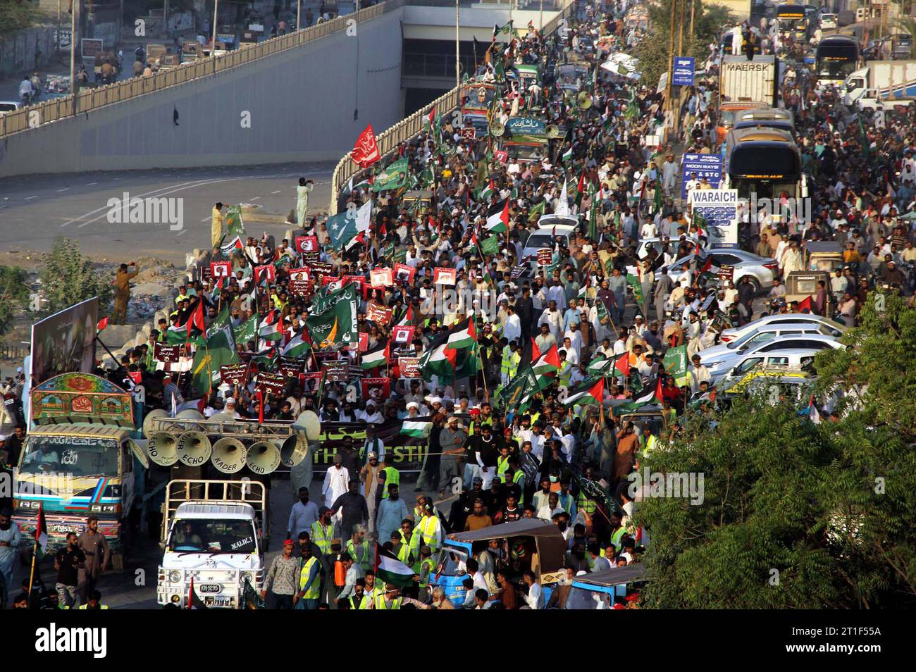 Des militants de Tehreek-e-Labbaik (TLP) organisent un rassemblement de protestation contre les actes cruels et inhumains israéliens et expriment leur unité avec le peuple palestinien innocent, sur la route M.A Jinnah à Karachi, le vendredi 13 octobre 2023. Banque D'Images