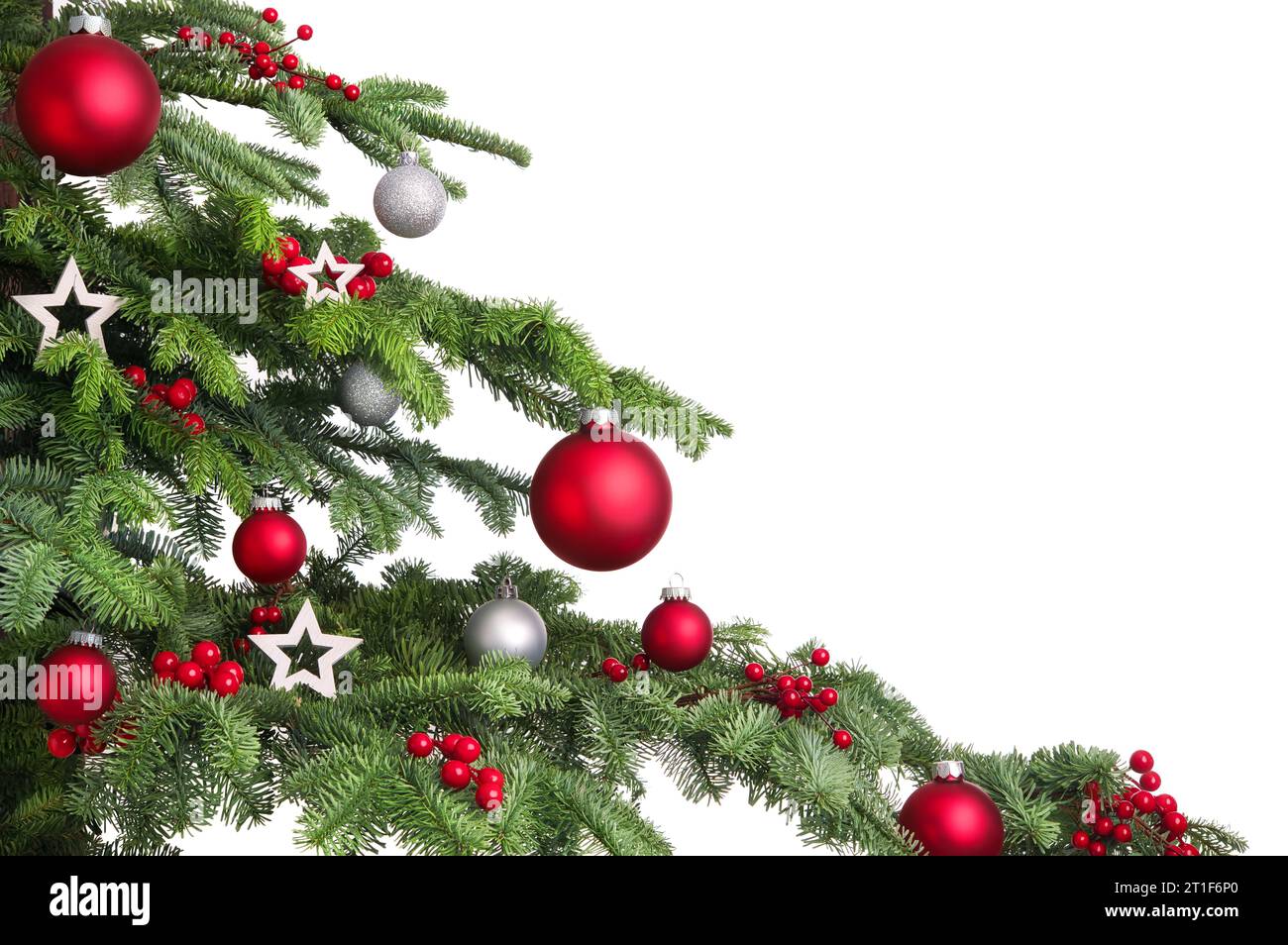 Branches d'arbre de Noël sur fond blanc. Gros plan de branches de sapin décorées avec des boules rouges et argentées, isolé sur blanc Banque D'Images