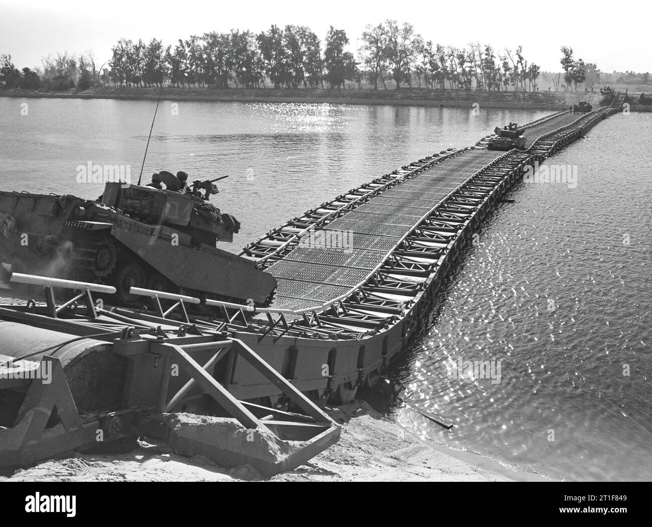 GUERRE YOM KIPPOUR. SUR LA PHOTO, UN PONT MOBILE CONSTRUIT PAR L’ARMÉE ISRAÉLIENNE SUR LE CANAL SUEZ. Photographie de l'IDF par Ron Ilan Banque D'Images