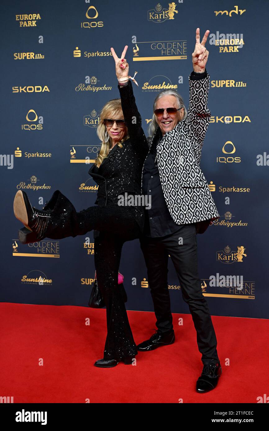 Leipzig, Allemagne. 13 octobre 2023. La chanteuse Petra Zieger et son mari Peter Taudte assistent à la cérémonie de remise des prix « Goldene Henne ». Le prix du public est décerné pour la 29e fois avec un gala de télévision à Leipzig. Crédit : Hendrik Schmidt/dpa/Alamy Live News Banque D'Images