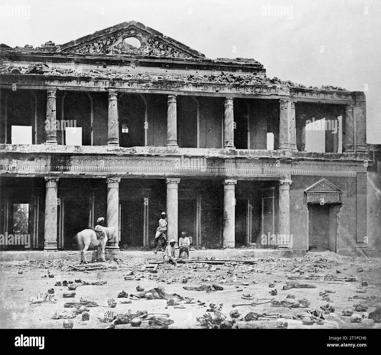 La rébellion indienne 1857-1859 Suite du siège de Lucknow. Restes humains squelettiques se trouvent parmi les ruines du palais de Secundra Bagh, à la périphérie de Lucknow. C'est que l'on croit être l'un des premiers à montrer des photographies de victimes de la guerre. Le Secundra Bagh a été attaqué par les troupes sous le commandement de sir Colin Campbell le 16 novembre 1857 lors d'opérations de lever le siège de la résidence britannique à Lucknow. 2 000 mutins ont été tués par les troupes du 93e régiment des Highlanders et 4e Punjab Regiment le 16 novembre, qui est aussi devenu célèbre pour le plus grand nombre de Croix de Victoria awar Banque D'Images