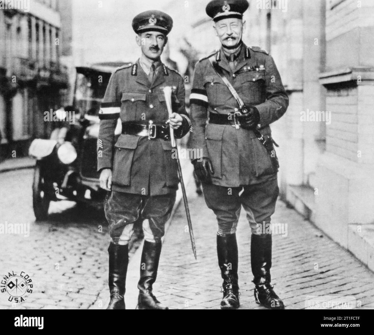 Le lieutenant-général Haking avec le brigadier-général Green, entrant à l'Hôtel Brittanique, Spa, Belgique, 1918.CE SONT DES GÉNÉRAUX BRITANNIQUES EN UNIFORME BRITANNIQUE. Sir Richard Cyril Byrne Haking (à droite) et à gauche Arthur Frank Umfreville Green Banque D'Images