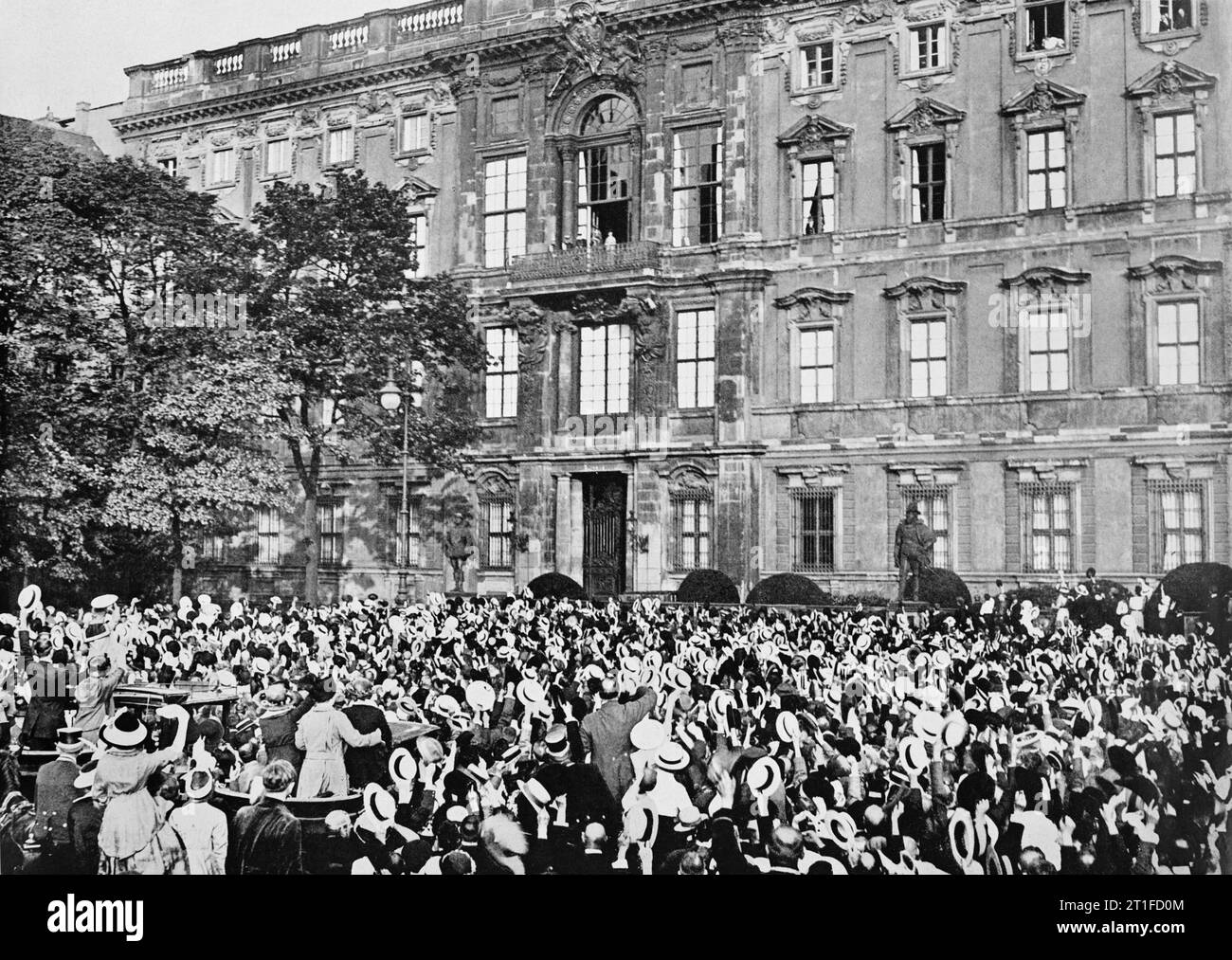 L'Allemagne au début de la Première Guerre mondiale, 1914 La foule acclamer le Kaiser sur le balcon de la Berliner Schloss après que le gouvernement allemand a annoncé l'ordre de mobiliser et déclare la guerre à la Russie. Le jour suivant, après les exigences de la Plan Schlieffen, l'Allemagne envahit le Luxembourg et exigé le libre passage de ses troupes à travers la Belgique pour attaquer la France. Banque D'Images