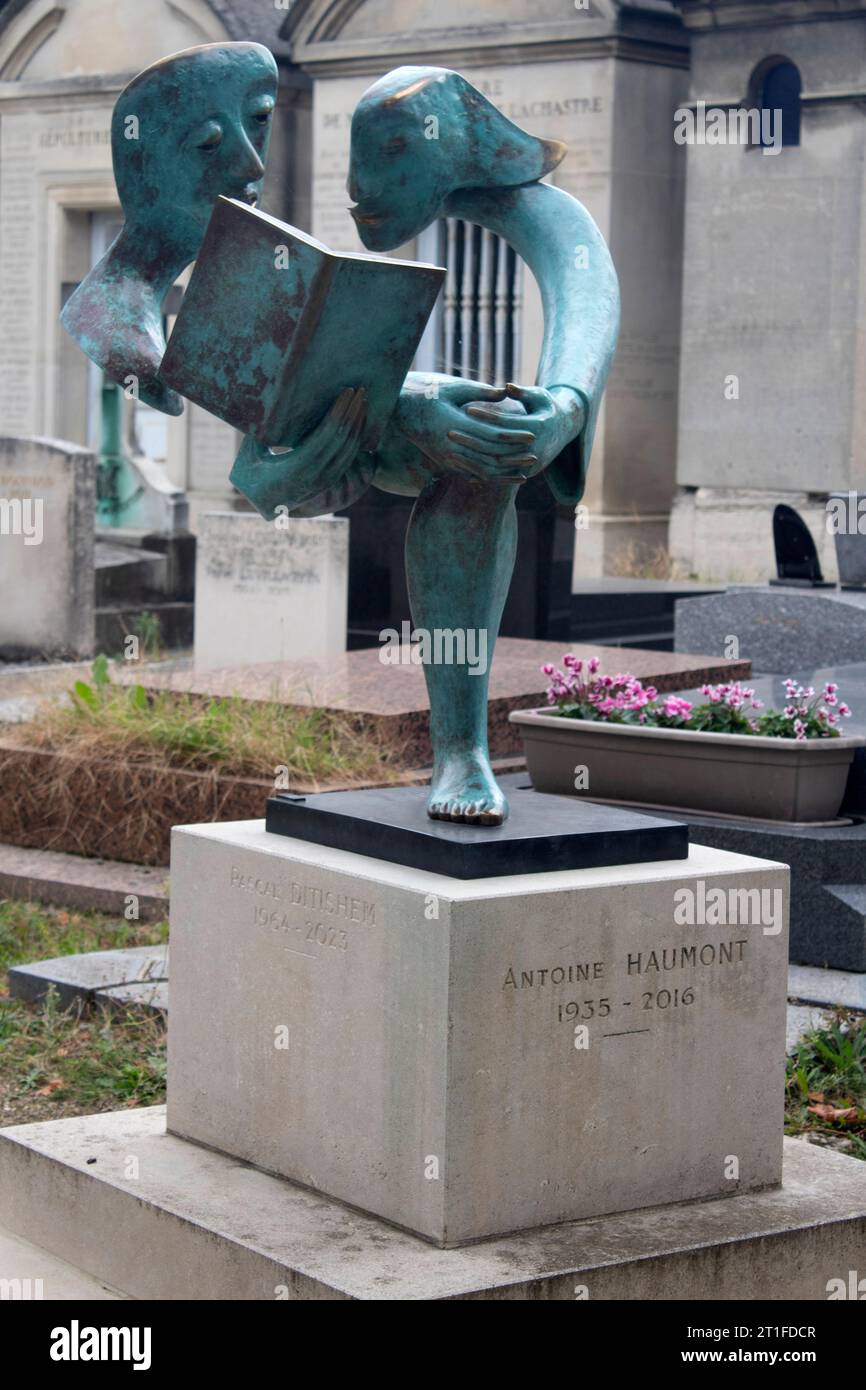 Sculpture de deux figures lues par le sculpteur symboliste Etienne Pirot sur la tombe du géographe, Cimetière Antoine Haumont Montparnasse, Paris Banque D'Images